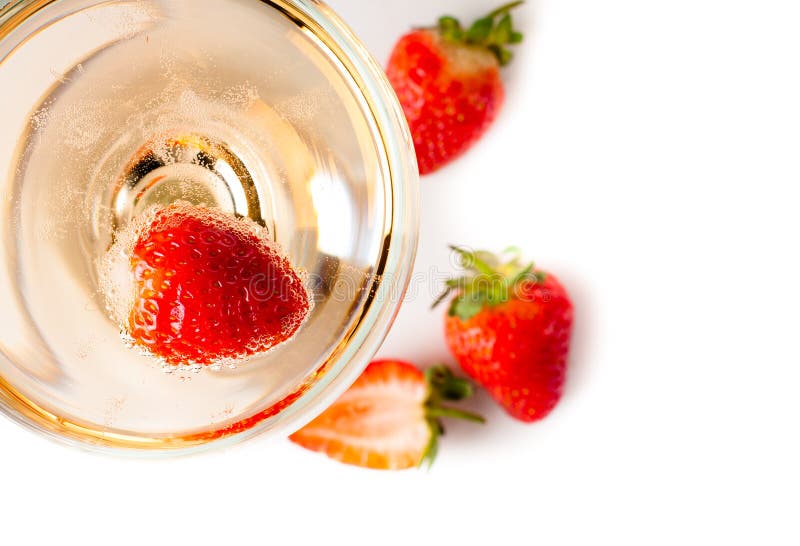 Zwei Gläser Kalter Champagner Mit Erdbeeren Stockfoto - Bild von ...