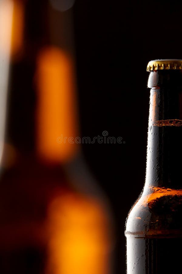 Kaltes Bier in einer Flasche für Oktoberfest-Konzept stockbilder Kaltes Bier in einer Flasche für Oktoberfest-Konzept stockbilder