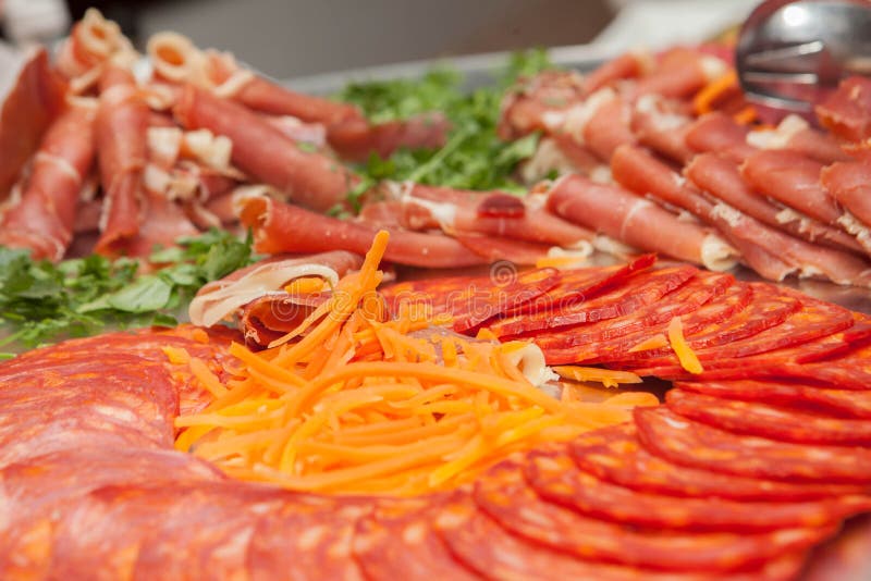 Kaltes Fleisch Und Salat Der Delikatessen Stockbild - Bild von schinken ...