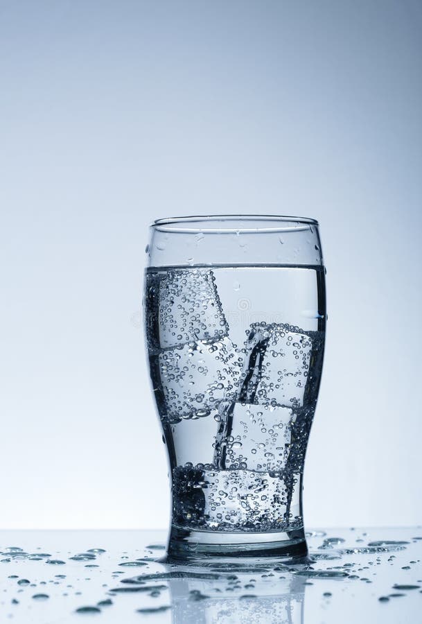 Kaltes Gereinigtes Wasser Im Glas Stockbild - Bild von glas, plastik