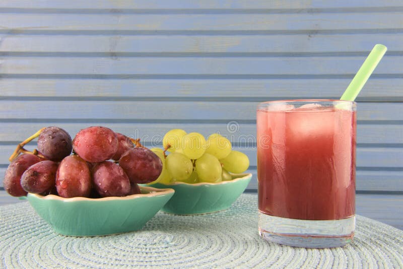 Kaltes Getränk Sommer Smoothie gemacht mit Trauben und roten Beeren lizenzfreie stockfotografie Kaltes Getränk Sommer Smoothie gemacht mit Trauben und roten Beeren lizenzfreie stockfotografie
