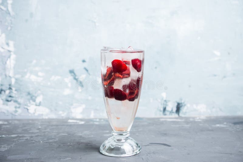 Kaltes Kirschcocktail Mit Eis Und Starkem Alkohol Stockfoto - Bild von ...