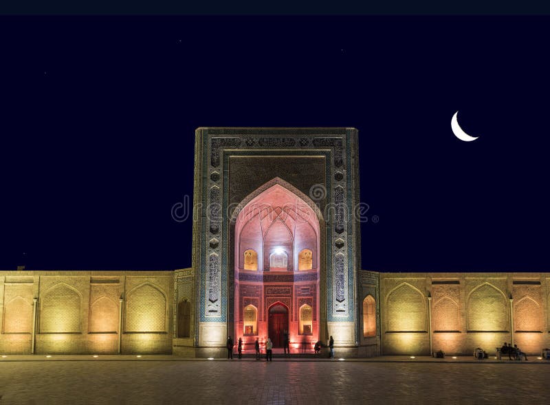 Kalyan мечеть с пестротканым освещением в Бухаре на залитой лунным светом ночи