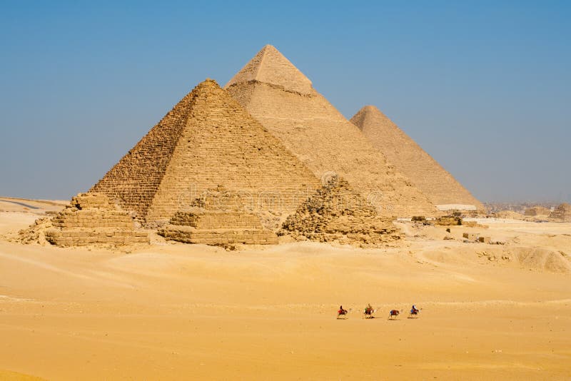 Kamele zeichnen Weg-Pyramiden alle lizenzfreie stockfotografie