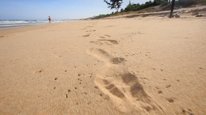 Kamera bewegt sich entlang die Abdrücke, die auf nassem Sand gelassen werden