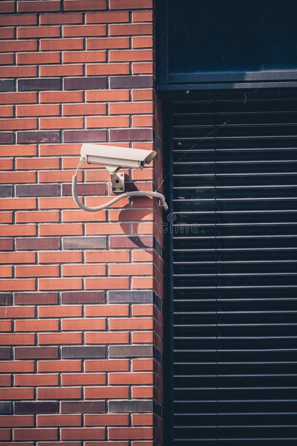 Kamera bezpieczeństwa, inwigilacja zbawczy system na budynku biurowym fotografia stock Kamera bezpieczeństwa, inwigilacja zbawczy system na budynku biurowym fotografia stock