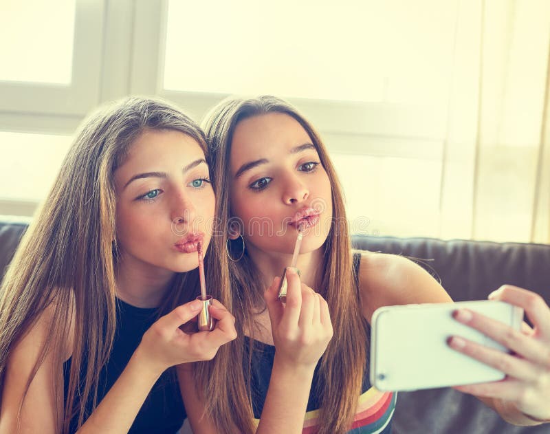 Kamera för selfie för makeup för tonåringflickabästa vän royaltyfri bild