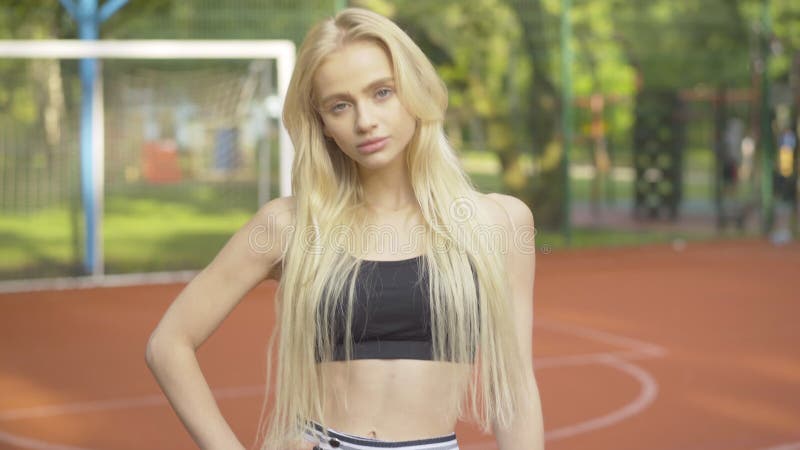 Kamera kann auf großartigen Thin Körper der jungen überzeugten Cheerleader hoch, die auf Basketballplatz im Freien darstellt. Port stock video