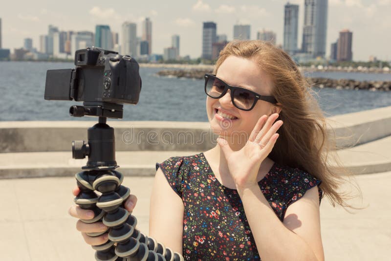 Kamera nagrywa młodego caucasian żeńskiego blogger gestykuluje podczas gdy robić wideo obrazy royalty free Kamera nagrywa młodego caucasian żeńskiego blogger gestykuluje podczas gdy robić wideo obrazy royalty free