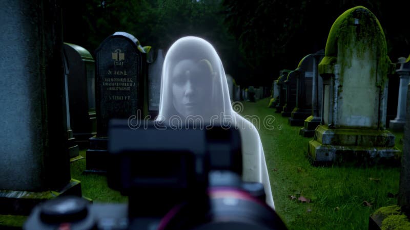 Kamera vor einem weißen Geist einer Frau, die nachts auf dem Friedhof zur Kamera geht vektor abbildung