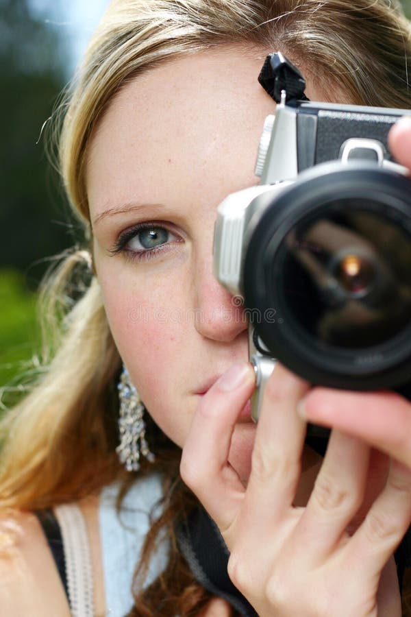 kameraholdingkvinna royaltyfri fotografi kameraholdingkvinna royaltyfri fotografi