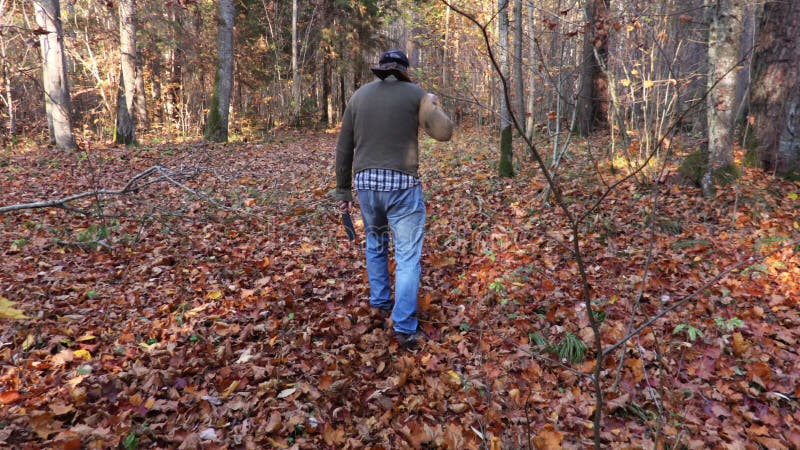 Kameran följer personen med kniven och yxan lager videofilmer