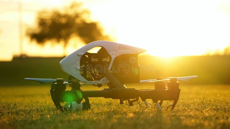 Kamerasurret (UAV) ordnar till för att flyga på solnedgången fotografering för bildbyråer Kamerasurret (UAV) ordnar till för att flyga på solnedgången fotografering för bildbyråer