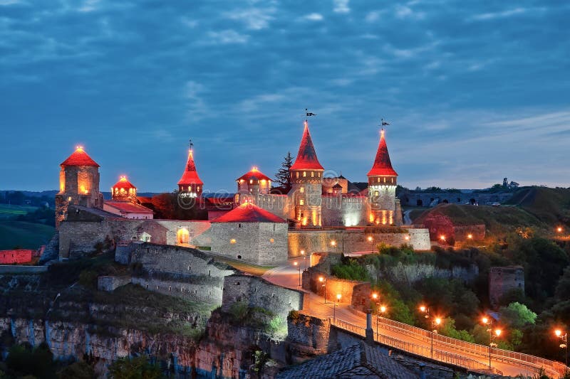 Kamianets-Podilskyi Castle τη νύχτα, Ουκρανία στοκ εικόνα με δικαίωμα ελεύθερης χρήσης Kamianets-Podilskyi Castle τη νύχτα, Ουκρανία στοκ εικόνα με δικαίωμα ελεύθερης χρήσης