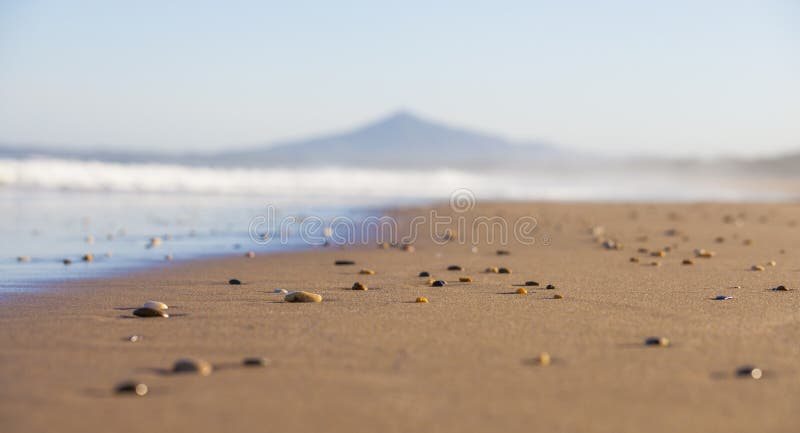 Kamienie na piaskowatej plaży