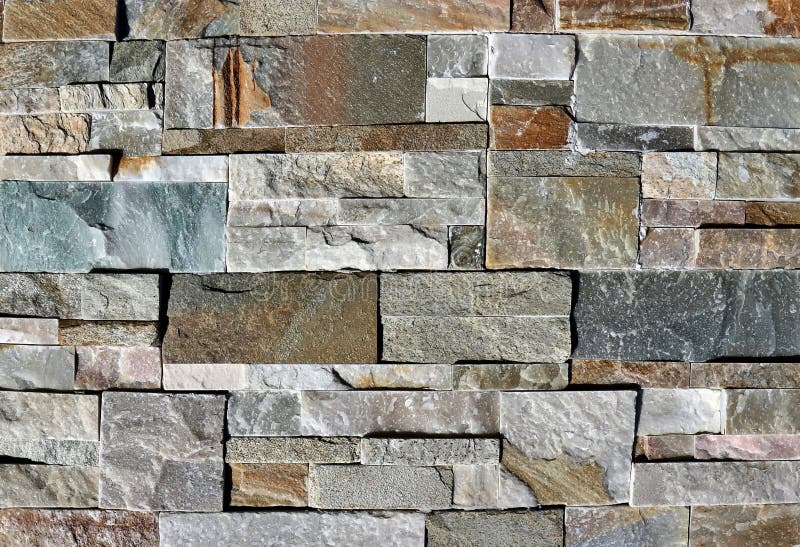 Kamienna okładzina ścian wykonana z cegieł kamiennych naturalnych o różnych rozmiarach i kolorach
