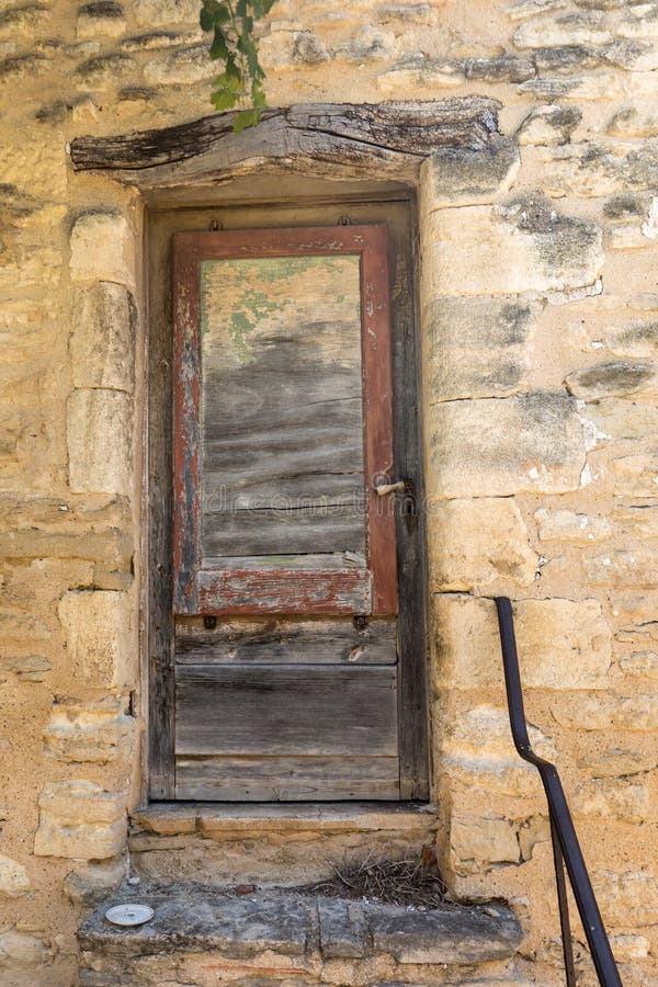 Kamienni schodki i stary drzwi w alei średniowieczna wioska Gordes, Vaucluse, provence d ` Azur, Provence, obraz stock Kamienni schodki i stary drzwi w alei średniowieczna wioska Gordes, Vaucluse, provence d ` Azur, Provence, obraz stock