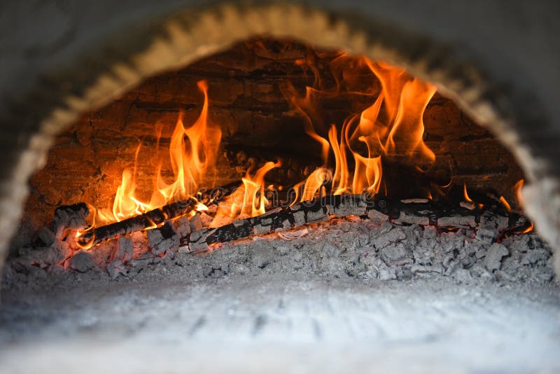 Kamin mit brennendem Tonkaminfeuer aus Holz im Winter zu Hause - Konzept des Kaminraums lizenzfreie stockbilder