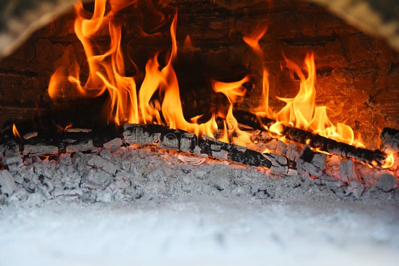 Kamin mit brennendem Tonkaminfeuer aus Holz im Winter zu Hause - Konzept des Kaminraums lizenzfreie stockfotografie