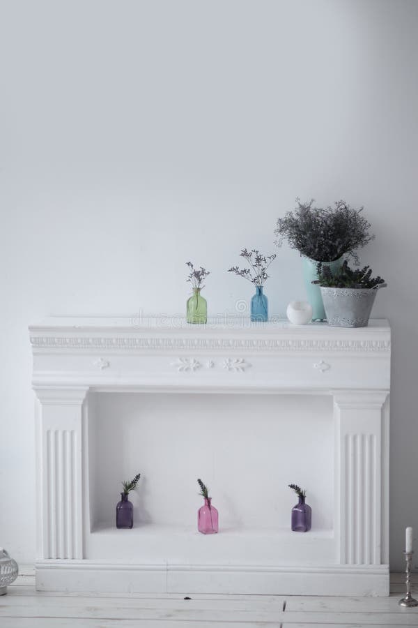 Kamin mit dekorativen Verzierungen und leeres Bild auf der Wand im Wohnzimmer stockfoto Kamin mit dekorativen Verzierungen und leeres Bild auf der Wand im Wohnzimmer stockfoto