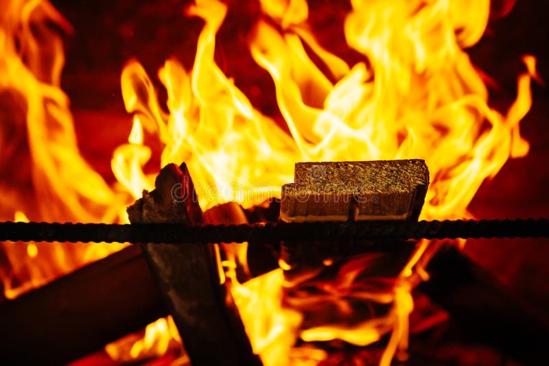 Angenehmes Gasholzfeuer Im Architekten Entwarf Modernes Familienhaus