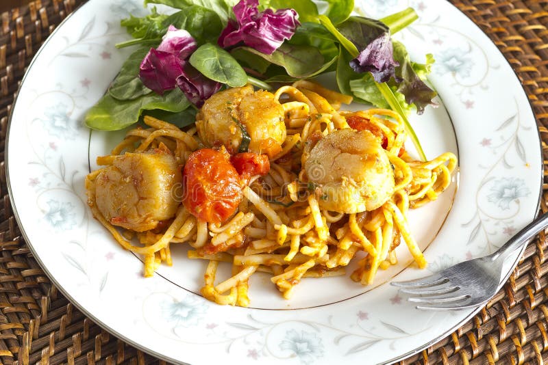 Kamm-Muschel Linguine Mit Tomatensauce Stockbild - Bild von gaststätte ...