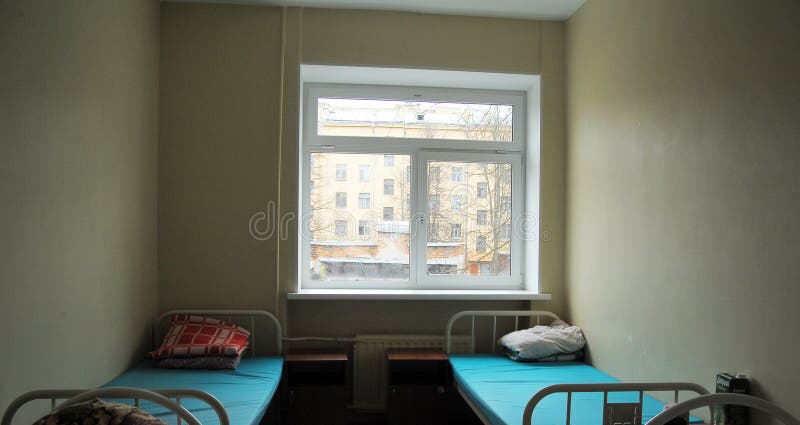 Kammare av tillst?ndsbarns sjukhus S?ngar mot v?ggar och f?nster arkivbilder Kammare av tillst?ndsbarns sjukhus S?ngar mot v?ggar och f?nster arkivbilder
