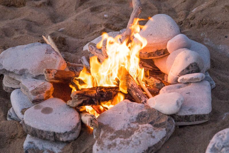 Kampbrand op het vuur van het rotsstrand royalty-vrije stock afbeelding Kampbrand op het vuur van het rotsstrand royalty-vrije stock afbeelding