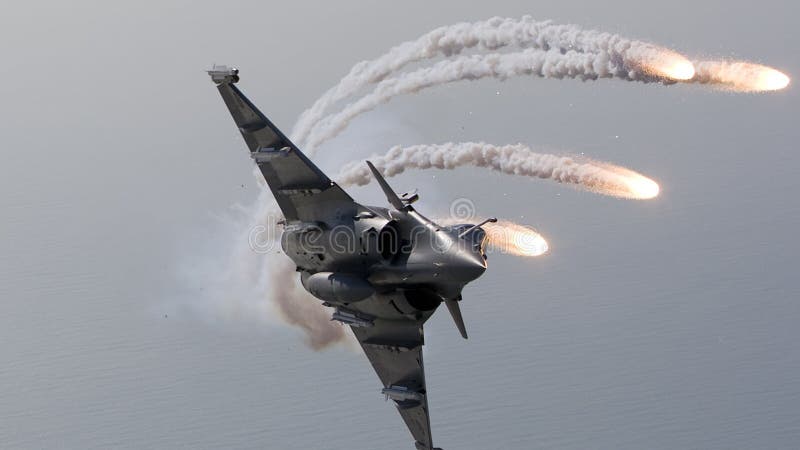 Kampen visar prov på antimissilmanöver med användning av falska värmemål under flygshow. royaltyfri foto