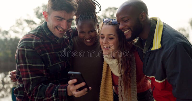 Kamperen , blije vrienden en vrienden controleren selfie in de natuur op vakantie en avontuur in de buitenlucht. kampeerterreinen