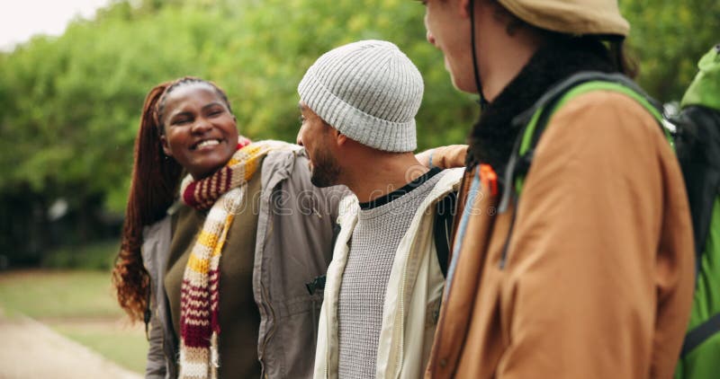 Kamperen met blijdschap en vrienden die op vakantie praten om samen te ontspannen in natuurpark. kamperen