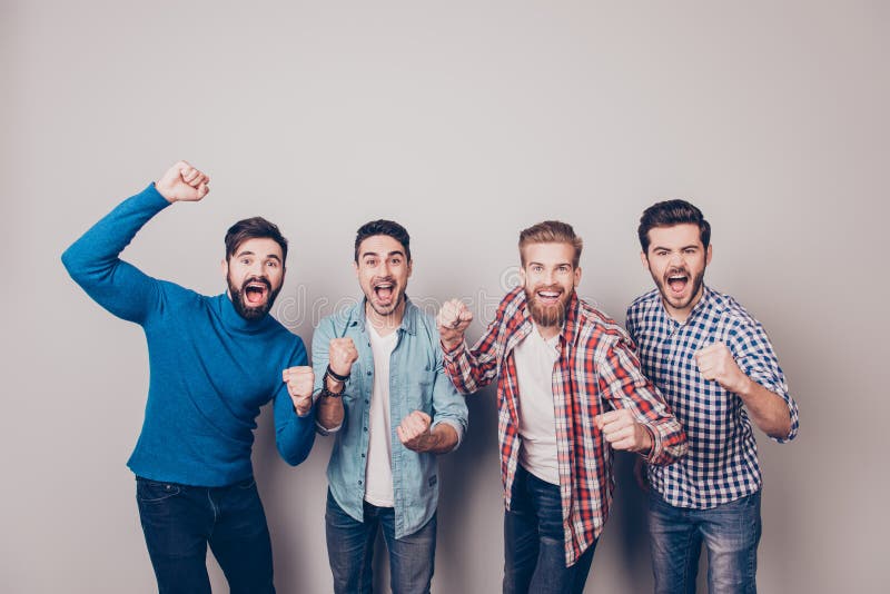 Kampioenen! Vier verbaasde jonge mensen bevinden en gesturing zich voor stock foto's Kampioenen! Vier verbaasde jonge mensen bevinden en gesturing zich voor stock foto's