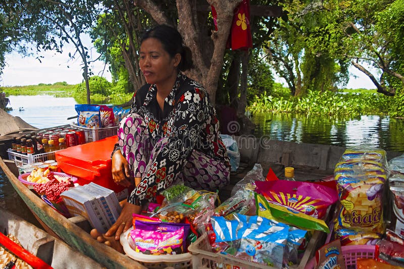 KAMPONG PHLUK, KAMBODSCHA im Oktober 2016 Frau verkauft Süßigkeiteneinzelteile auf Boot auf sich hin- und herbewegendem Markt lizenzfreies stockfoto KAMPONG PHLUK, KAMBODSCHA im Oktober 2016 Frau verkauft Süßigkeiteneinzelteile auf Boot auf sich hin- und herbewegendem Markt lizenzfreies stockfoto