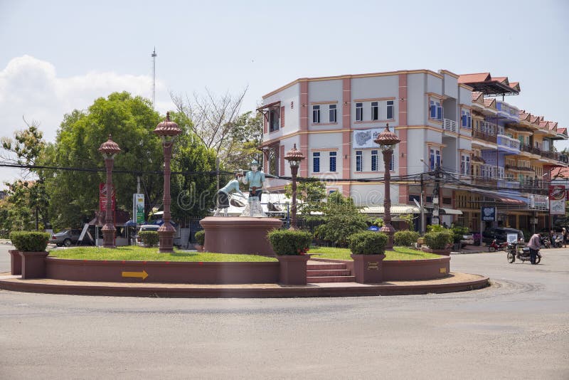 Kampot, Kambodja - 12 April 2018: stadsmening met zout arbeidersmonument op leeg vierkant Cambodjaanse reisfoto royalty-vrije stock fotografie Kampot, Kambodja - 12 April 2018: stadsmening met zout arbeidersmonument op leeg vierkant Cambodjaanse reisfoto royalty-vrije stock fotografie