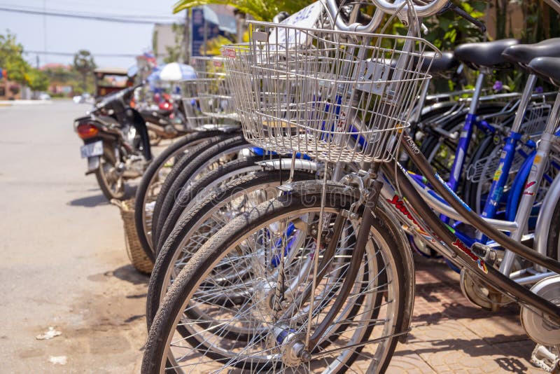 Kampot, Камбоджа - 12-ое апреля 2018: концепция велосипедов города в аренду, пустая улица на предпосылке Современный городской ве стоковые фотографии rf Kampot, Камбоджа - 12-ое апреля 2018: концепция велосипедов города в аренду, пустая улица на предпосылке Современный городской ве стоковые фотографии rf