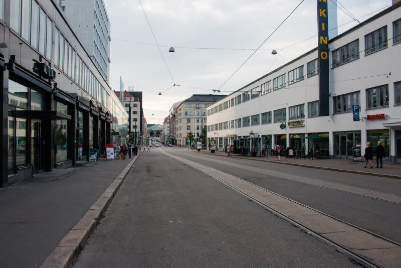 Kamppi alla sera. La gente che cammina e che gode dell'estate nella via accanto al teatro di Finnkino al distretto di Kamppi di Helsinki, Finlandia