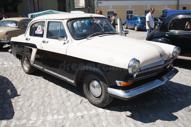 KAMYANETS-PODILSKY UKRAINA, JUNI 9, 2018 Retro bilfestival i Kamyanets-Podilsky, Ukraina arkivbild KAMYANETS-PODILSKY UKRAINA, JUNI 9, 2018 Retro bilfestival i Kamyanets-Podilsky, Ukraina arkivbild