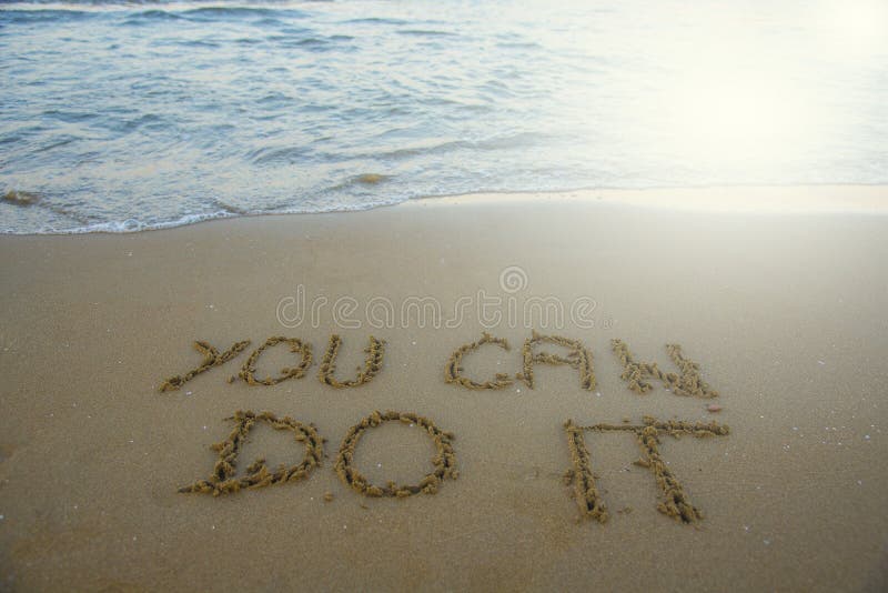 kan göra dig Motivational inspirerande meddelandebegrepp som är skriftligt på sanden av stranden