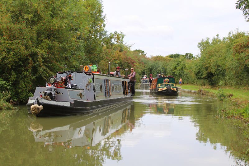 Kanaal die narrowboats langs kanaal kruisen stock afbeelding Kanaal die narrowboats langs kanaal kruisen stock afbeelding