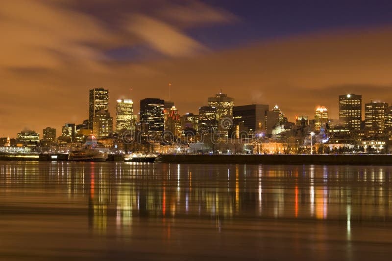 Kanada cityscapemontreal natt över flodplats fotografering för bildbyråer
