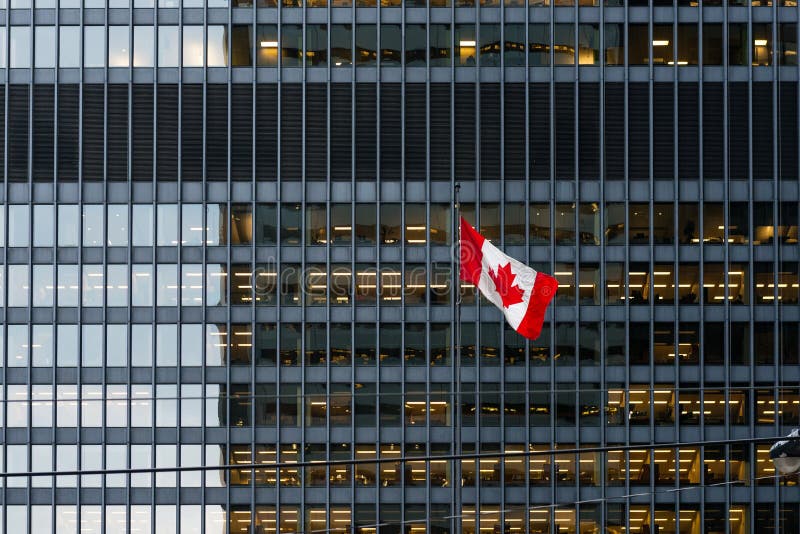 Kanadensisk flagga och modern kontorsbyggnad i i stadens centrum Toronto royaltyfri foto Kanadensisk flagga och modern kontorsbyggnad i i stadens centrum Toronto royaltyfri foto