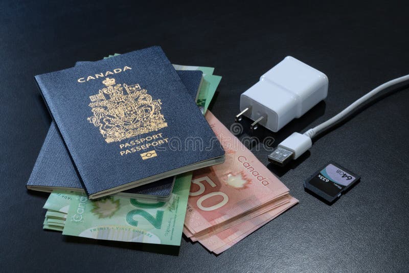 Kanadensiska pass med sedlar för kanadensiska dollar arkivbild Kanadensiska pass med sedlar för kanadensiska dollar arkivbild