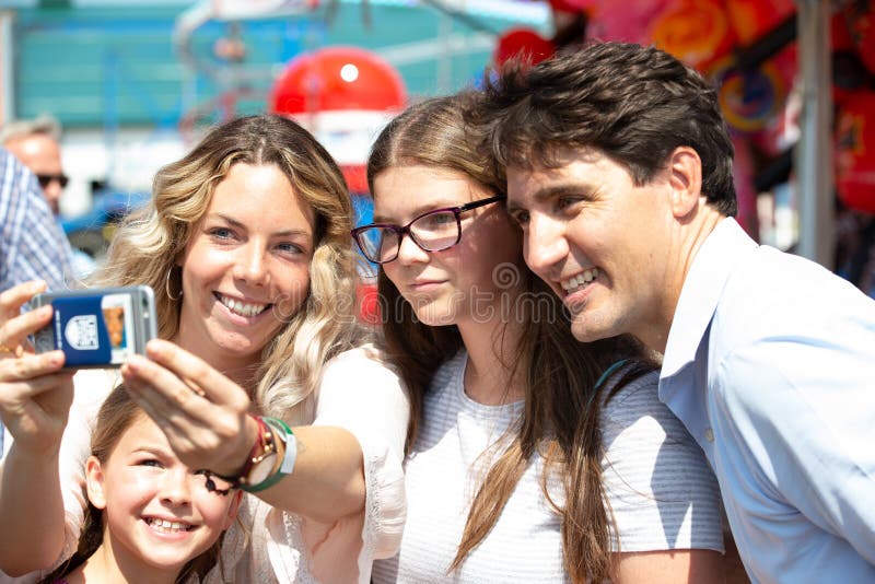 Kanadyjski Pierwszorzędny minister Justin Trudeau z dziewczynami zdjęcie stock Kanadyjski Pierwszorzędny minister Justin Trudeau z dziewczynami zdjęcie stock