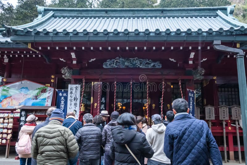 Kanagawa, Japon - 23 mars 2019 : La vue des personnes prient pour bénir au lac voisin Ashi, Kanagawa, Japon shrine de Hakone image stock Kanagawa, Japon - 23 mars 2019 : La vue des personnes prient pour bénir au lac voisin Ashi, Kanagawa, Japon shrine de Hakone image stock