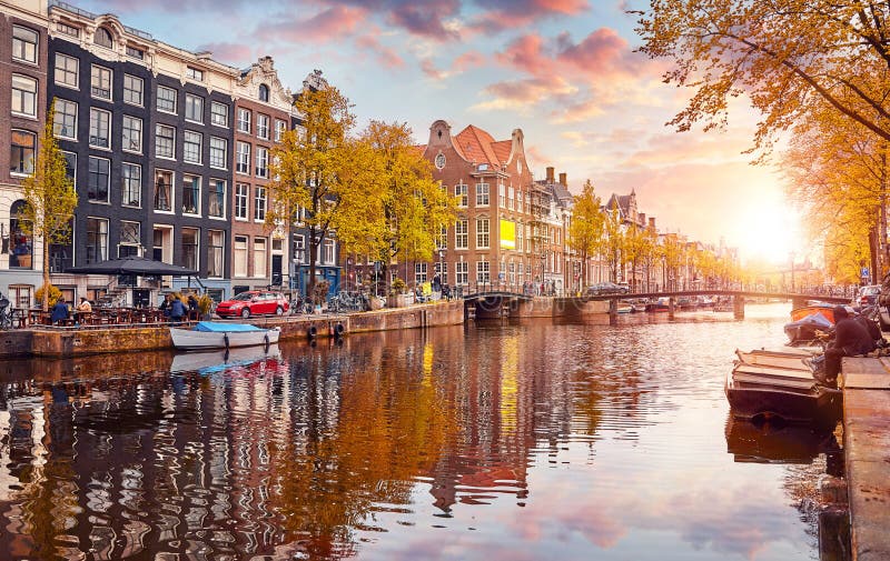 Kanal in Amsterdam die Niederlande bringt Fluss Amstel unter