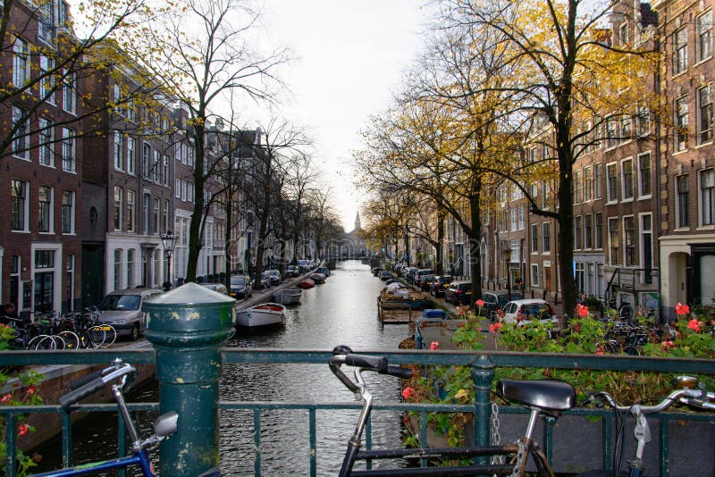 Kanal in der Mitte von Amsterdam stockfotos Kanal in der Mitte von Amsterdam stockfotos