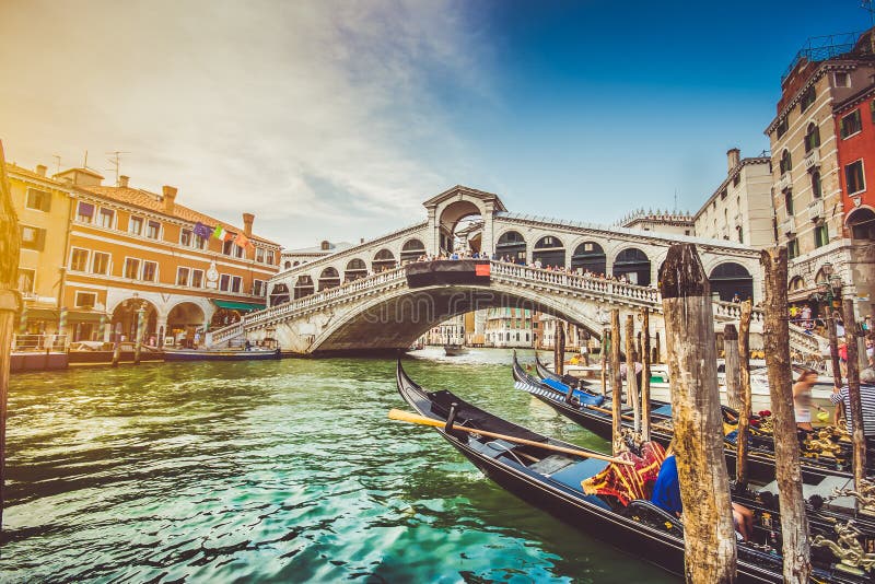 Kanal groß mit Rialto-Brücke bei Sonnenuntergang, Venedig, Italien
