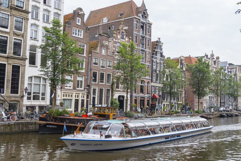 Kanal-Kreuzfahrt bereist in die Stadt von Amsterdam - AMSTERDAM - DIE NIEDERLANDE - 20. Juli 2017 lizenzfreie stockfotografie Kanal-Kreuzfahrt bereist in die Stadt von Amsterdam - AMSTERDAM - DIE NIEDERLANDE - 20. Juli 2017 lizenzfreie stockfotografie