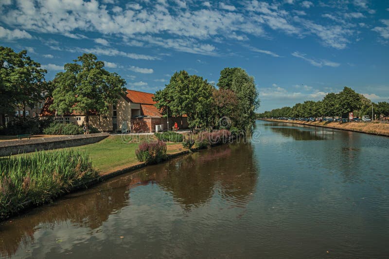 Kanal som omger centret av Bruges royaltyfri foto Kanal som omger centret av Bruges royaltyfri foto