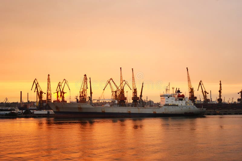 Seehafen in Odessa, Ukraine, 2016 Hochziehen Des Kranes Und Des Schiffs Stockbild Bild von